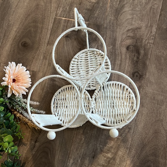 FARMHOUSE White wicker wine bottle holder - Picture 6 of 7